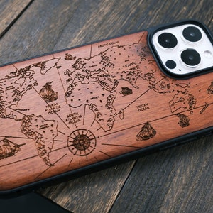 Weltkarte mit Kompass, Holzhülle für iPhone, Samsung Galaxy und Google Pixel, Personalisierbar