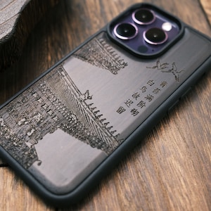 Serenità al tempio Chan Zhi: un momento di armonia, custodia in legno per iPhone, Samsung Galaxy e telefoni Google Pixel, personalizzabile