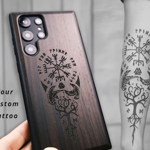 Benutzerdefinierte Tattoo gravierte Handyhülle | Wikinger Kompass Holzhülle | Personalisierte Tattoo Kunst Geschenk