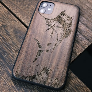 Marlin Fisch tanzt auf den Wellen, Holzhülle für iPhone, Samsung Galaxy und Google Pixel, personalisierbar
