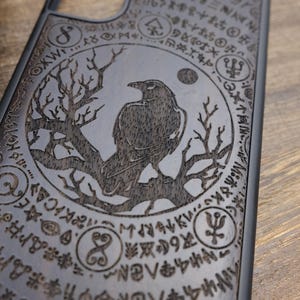 Night of the Crows Art, Holzhülle für iPhone, Samsung Galaxy und Google Pixel-Handys, personalisierbar
