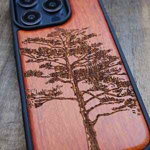 Custodia in legno con schizzo di un albero di pino vintage, personalizzabile per iPhone, Samsung Galaxy e Google Pixel