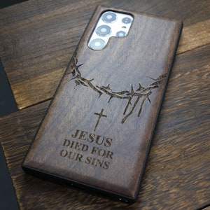 Kruis: Jezus stierf voor onze zonden, houten hoesje voor iPhone, Samsung Galaxy- en Google Pixel-telefoons, personaliseerbaar
