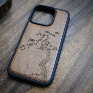 Custodia in legno "The Majestic Pine Tree Art" per iPhone, Samsung Galaxy e Google Pixel, personalizzabile