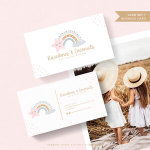 Op de afbeelding: Twee witte visitekaartjes met een logo van een pastelkleurige regenboog, een lachende roze ster en een grijze wolk. De tekst luidt Rainbows & Coconuts Kids Clothing Boutique, inclusief contactgegevens, social media accounts en kleine hartjespatronen.