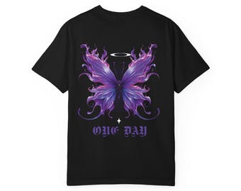 Peut inclure: T-shirt noir avec un motif de papillon violet et des détails en forme de flammes, ainsi que le texte "ONE DAY". Le papillon est surmonté d'un halo. Le motif est au dos du t-shirt. La police est stylisée.