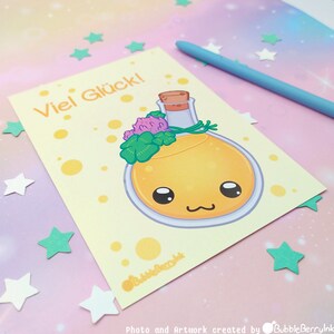 Könnte beinhalten: Eine gelbe Cartoon-Flasche mit einem Korkenverschluss und einem Kleeblatt-Design auf der Oberseite. Die Flasche hat ein süßes Gesicht und der Text "Viel Glück!" steht auf der Karte.