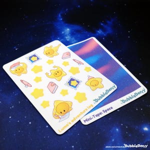 Könnte beinhalten: Zwei Stickerbögen mit Weltraum-Motiv. Ein Bogen zeigt gelbe Sternfiguren, Stifte und Bücher. Der andere Bogen hat eine farbenfrohe Weltraumszene. Auf den Bögen steht "Lumo's adventure log" und "Mini-Tape: Space" von BubbleBerry.