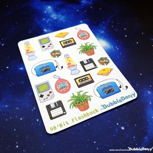 Könnte beinhalten: Ein weißes Stickerbogen mit bunten Illustrationen von Gegenständen aus den 90er Jahren. Enthält eine Lavalampe, einen Game Boy, einen Rubik's Cube, eine Kassette, ein Tamagotchi, eine Diskette und eine Topfpflanze. Der Text "90's Bit Flashback" steht unten.