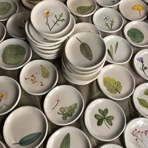 BOMBONIERE 2025 personalizzabili - PIATTINO con foglie e fiori impressi su ceramica  • NONACQUISTARE •  leggi la descrizione