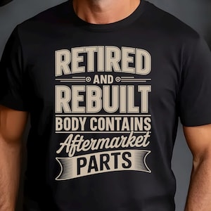 Puede incluir: Camiseta negra con el texto "RETIRED and REBUILT BODY CONTAINS Aftermarket PARTS" en beige, con un estilo vintage. La camiseta es de cuello redondo y parece estar hecha de algodón o un material similar.