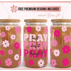 Op de afbeelding: Drie glazen potten met deksels en rietjes. De potten zijn versierd met roze bloemen en de tekst "PRAY on it over it through it".