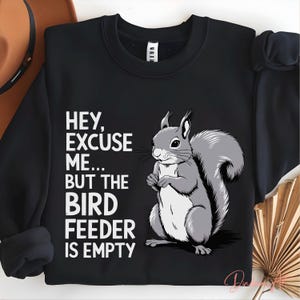 Vogelspottende eekhoorn, excuseer me, de vogelvoeder is leeg SVG, png | Funny Bird Watchers sublimatie en cricut, silhouet doe-het-zelfprojecten