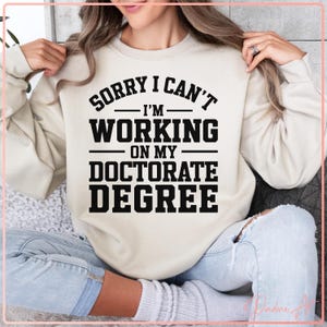 Lo siento, no puedo, estoy trabajando en mi doctorado SVG PNG / Diseño divertido para posgrados / Regalo para estudiantes de doctorado / Humor de doctorado imprimible
