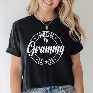 Bientôt récompensé aux Grammy Awards SVG PNG | Grammy Est. Clipart 2025 | Conception drôle de faire-part de grossesse | Fichier de coupe fière grand-mère pour Cricut & Silhouette