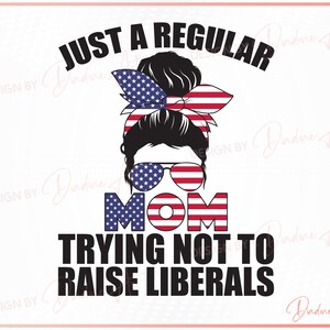 Peut inclure: Un design graphique noir et blanc avec le texte "Just a regular mom trying not to raise liberals". Le graphique représente une femme avec un chignon, portant des lunettes de soleil et un bandeau avec le motif du drapeau américain.