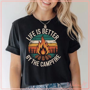La vie de campeur rétro est meilleure près du feu de camp SVG PNG | fichier de coupe vintage pour foyer de camping | Randonnée en plein air Feu de joie Clipart Download