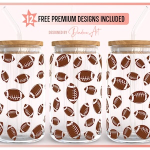 Op de afbeelding: Drie doorzichtige glazen bekers met bruine voetbalafbeeldingen, houten deksels en glazen rietjes. De tekst "12 FREE PREMIUM DESIGNS INCLUDED" en "Designed by Dudine Art" zijn zichtbaar. Ideaal voor sportfans.