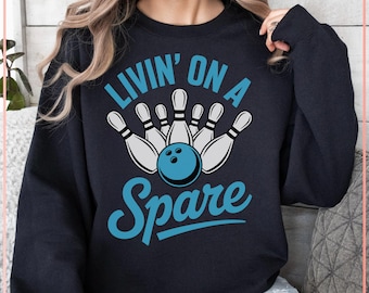 Livin' On a Spare SVG PNG | Rolig bowlingcitat klippfil | Bowling Clipart för Cricut & Silhouette | Spare Life digital sublimeringsdesign