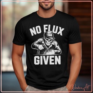 Peut inclure: T-shirt noir avec le texte "NO FLUX GIVEN" au-dessus et en dessous d'un dessin d'un squelette soudant portant une casquette. Le design est en blanc.