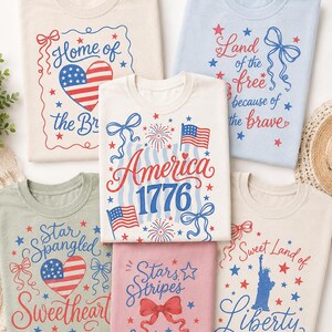 Puede incluir: Colección de seis camisetas en varios colores, cada una con diseños patrióticos. Las camisetas muestran frases como "Home of the Brave", "America 1776" y "Sweet Land of Liberty", junto con estrellas, lazos y motivos de la bandera estadounidense.