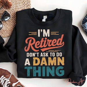 Puede incluir: Sudadera negra con un gráfico de estilo vintage que dice "I'm Retired Don't Ask To Do A Damn Thing".