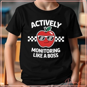 Monitorando ativamente como um chefe SVG PNG | Presente engraçado Professor Dia de teste Apple Clipart | Arquivo de corte de camisa de fiscalização, download digital