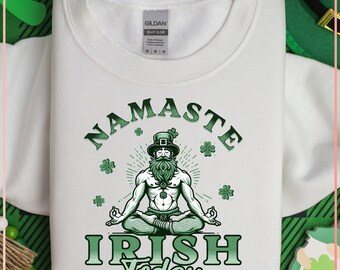 Namaste Irish Today PNG, Minimalistyczny projekt jogi z leprechaunem, Cyfrowa sztuka na Dzień Świętego Patryka, Prezent dla miłośnika jogi w spokojnym nastroju, Natychmiastowe pobranie