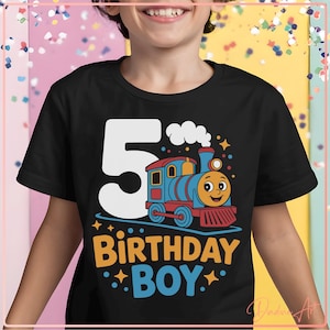 Könnte beinhalten: Schwarzes T-Shirt mit einem bunten Zug-Motiv und dem Text "5 Birthday Boy". Der Zug ist blau, rot und gelb mit einem lächelnden Gesicht. Die Zahl 5 ist weiß. Für einen Kindergeburtstag.