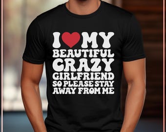 Relation drôle J'aime ma belle petite amie folle alors s'il vous plaît restez loin de moi SVG PNG | Cadeau pour couple | Saint-Valentin humoristique