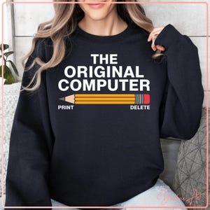O codificador de lápis de computador original Suporte técnico engraçado SVG PNG | Clipart de lápis retrô, arquivo de corte de camisa de professor, humor escolar, download digital