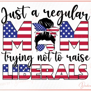 Peut inclure: Un design graphique avec le texte "Just a regular MOM trying not to raise LIBERALS". Les lettres sont dans un schéma de couleurs rouge, blanc et bleu, rappelant le drapeau américain. Une image de dessin animé d'une femme avec un chignon et des lunettes de soleil est au centre du design.