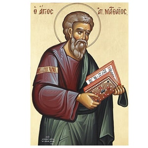 Puede incluir: Icono de un hombre con un halo, sosteniendo un libro. El hombre tiene barba y viste una túnica granate con detalles dorados en las mangas y una túnica verde. El libro tiene páginas rojas y blancas con texto. El fondo es de color beige claro.