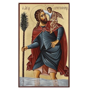 Può includere: Un'icona religiosa che raffigura San Cristoforo che porta un bambino sulle spalle. L'icona è dipinta in uno stile tradizionale con colori vivaci, tra cui rosso, blu e oro. Il santo tiene un bastone con una foglia di palma, e il bambino indossa una tunica bianca. L'icona è posizionata su uno sfondo marrone chiaro con il testo "Ο άγιος ΧΡΙΣΤΟΦΟΡΟΣ" scritto in greco.