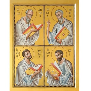 Puede incluir: Un icono religioso con cuatro figuras que sostienen libros. Las figuras están pintadas en un estilo tradicional con fondos dorados y bordes ornamentados. El texto en el icono está en griego.