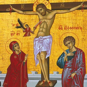 Peut inclure: Une ic&ocirc;ne religieuse repr&eacute;sentant la crucifixion de J&eacute;sus-Christ. L'ic&ocirc;ne est peinte dans un style byzantin traditionnel avec un fond en feuille d'or. J&eacute;sus est repr&eacute;sent&eacute; avec une couronne d'&eacute;pines et du sang coulant de ses blessures. Deux personnages, Marie et Jean, sont repr&eacute;sent&eacute;s de chaque c&ocirc;t&eacute; de J&eacute;sus. L'ic&ocirc;ne comprend le texte grec "IC XC NIKA" qui se traduit par "J&eacute;sus-Christ vainc".