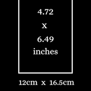 Peut inclure: Impression de grande taille avec les dimensions 4.72 x 6.49 pouces ou 12cm x 16.5cm.