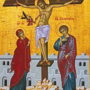 Peut inclure: Une ic&ocirc;ne religieuse repr&eacute;sentant la crucifixion de J&eacute;sus-Christ. L'ic&ocirc;ne est peinte dans un style traditionnel avec un fond en feuille d'or et des couleurs vives. J&eacute;sus est repr&eacute;sent&eacute; sur la croix avec du sang qui coule de ses blessures. Deux personnages, Marie et Jean, sont repr&eacute;sent&eacute;s en deuil au pied de la croix. L'ic&ocirc;ne comprend du texte grec, "&Eta; &Sigma;&Tau;&Alpha;&Upsilon;&Rho;&Omega;&Sigma;&Iota;&Sigma;" (La Crucifixion).