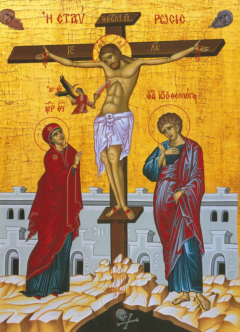 Peut inclure: Une ic&ocirc;ne religieuse repr&eacute;sentant la crucifixion de J&eacute;sus-Christ. L'ic&ocirc;ne est peinte dans un style traditionnel avec un fond en feuille d'or et des couleurs vives. J&eacute;sus est repr&eacute;sent&eacute; sur la croix avec du sang qui coule de ses blessures. Deux personnages, Marie et Jean, sont repr&eacute;sent&eacute;s en deuil au pied de la croix. L'ic&ocirc;ne comprend du texte grec, "&Eta; &Sigma;&Tau;&Alpha;&Upsilon;&Rho;&Omega;&Sigma;&Iota;&Sigma;" (La Crucifixion).