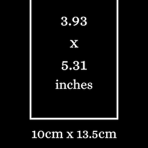 Peut inclure: Impression de taille moyenne avec des dimensions de 3,93 x 5,31 pouces ou 10 cm x 13,5 cm.