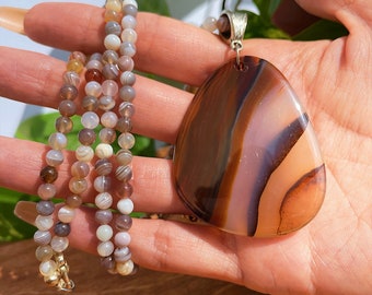 Pendentif agate marron sur perles d'agate du Botswana