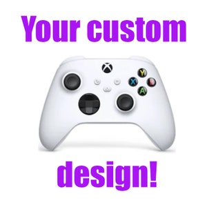 以下が含まれることがあります： 黒いボタンと緑、黄、赤のボタン配置を持つ白いXbox Series Xコントローラー。コントローラーの下に「Your custom design!」というテキストがあります。