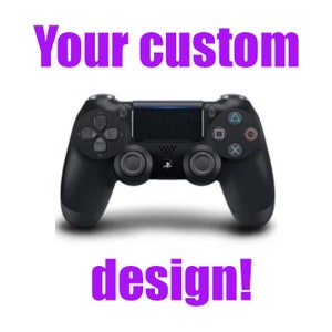 Op de afbeelding: Een zwarte PlayStation 4 DualShock 4 draadloze controller met alle knoppen en analoge sticks zichtbaar. De controller staat op een witte achtergrond.