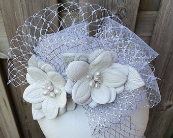 Runder handgefertigter Fascinator in Weiß mit Naturleder und Krinoline, Hochzeitskopfschmuck, eleganter Damenhut für besondere Anlässe