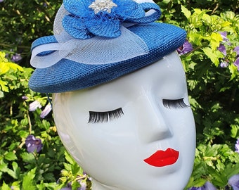 Bibi élégant fait à la main en parasisal bleu avec crinoline, coiffure pour femmes, mariages - Style élégant pour chaque occasion