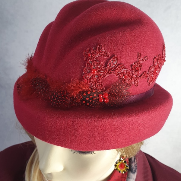 Handmade felt hat in burgundy red, elegant vintage hat with pheasant feathers - Perfect for autumn & winter and special occasions