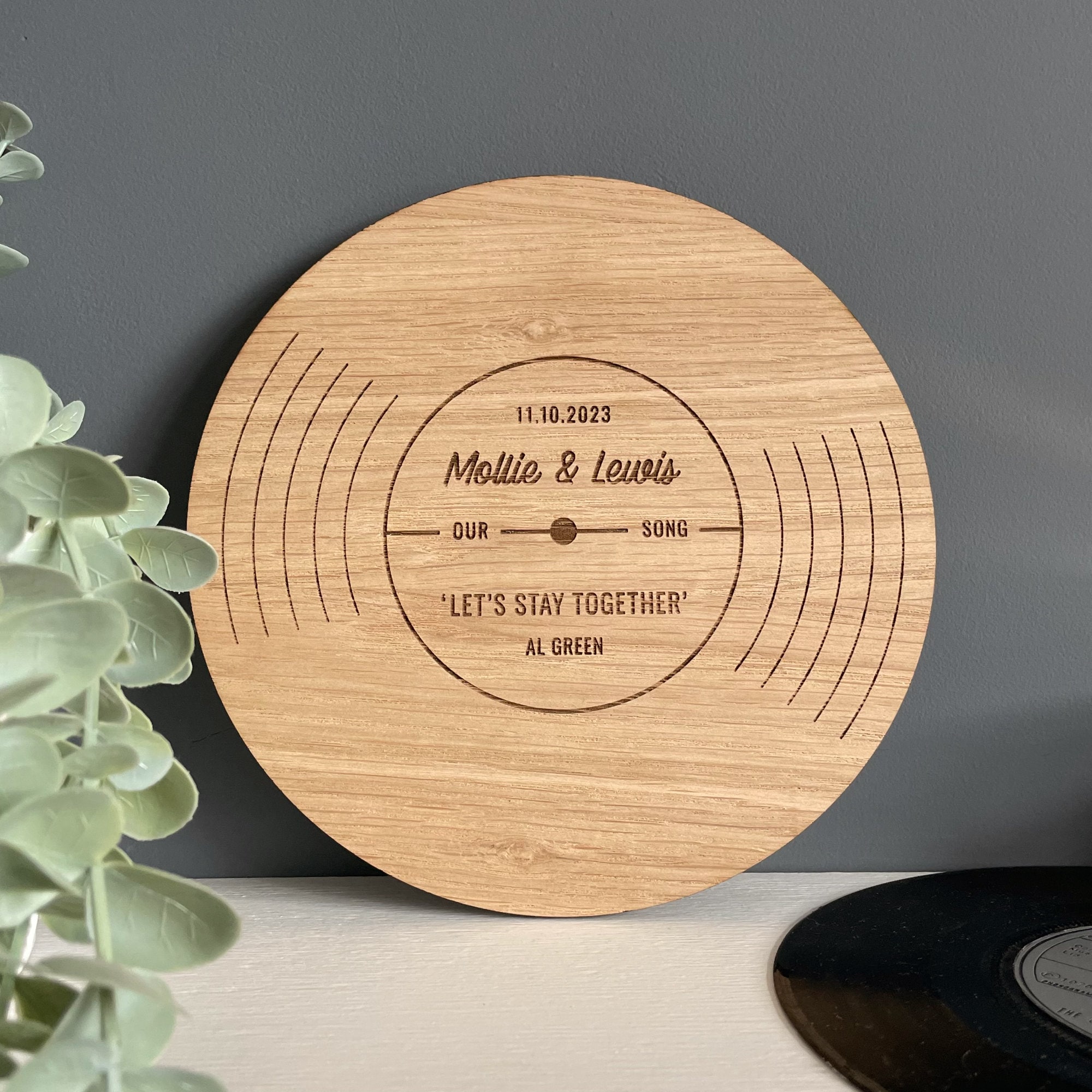 Regalo de boda en vinilo, EP de vinilo de 7" personalizado, regalo único y alternativo para amantes de la música, primer baile, nuestra canción, arte mural grabado en madera.
