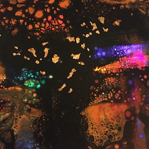 Puede incluir: Pintura abstracta con fondo negro y remolinos coloridos de naranja, rojo, morado, azul y verde. La pintura tiene un aspecto texturizado y burbujeante.