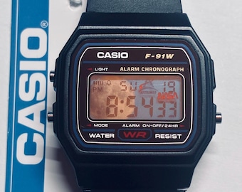 Casio F-91W Space Mod Uhr mit Mond Hintergrund, NASA & Artemis Aufklebern