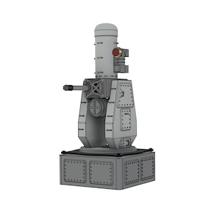 Puede incluir: Una torreta de cañón antiaéreo de metal gris con un cañón giratorio y un radar en la parte superior. La torreta está montada sobre una base cuadrada con una serie de placas de metal.